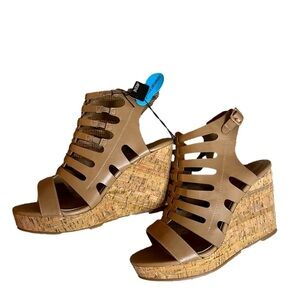 ⭐️ NWT- Ardene tan wedge sandals - size 10